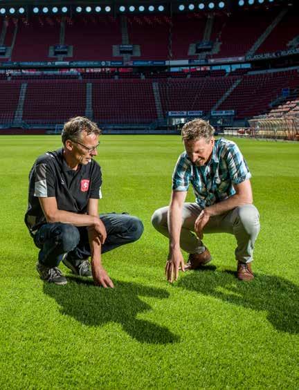 Beide velden zijn 100% natuurgras en werken met Heicom. Uitdagingen bij het aanleggen van sportvelden Zowel voetbalvelden als golfbanen moeten 365 dagen per jaar bespeelbaar zijn.