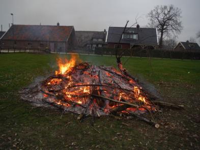 Leden van de vereniging, die al heel lang meelopen, weten dat er vroeger meer snoeihout verbrand werd dan in de laatste jaren gebruikelijk is. Dat heeft een geschiedenis.