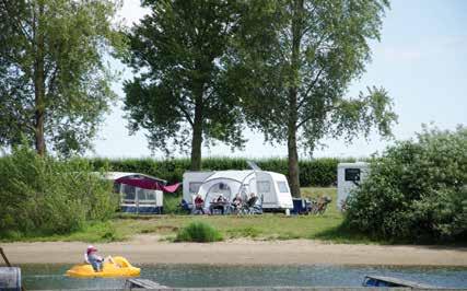 Kampeerplaatsen aan het water Schitterende kampeerplaatsen direct aan het water met uitzicht over de IJssel of de jachthaven met Doesburg op de achtergrond.