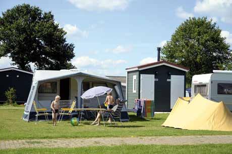 Uw kampeermiddel staat naast een sanitair cabine die gedurende uw verblijf geheel en uitsluitend tot uw beschikking staat.