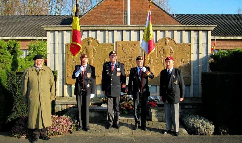 Willy Peeters met het vaandel van de Kon. Verbroedering en Willy Langhmans met onze regimentsvlag stonden in de rangen.