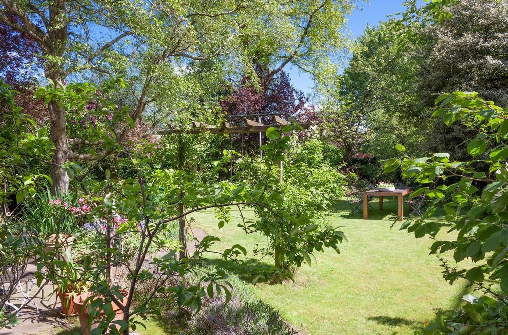 Ligging en indeling Tuin Achter de woning ligt een brede en diepe tuin die op het oosten is gelegen. De gezellige tuin is te betreden vanuit de leef keuken, vanaf het dakterras en vanuit de garage.