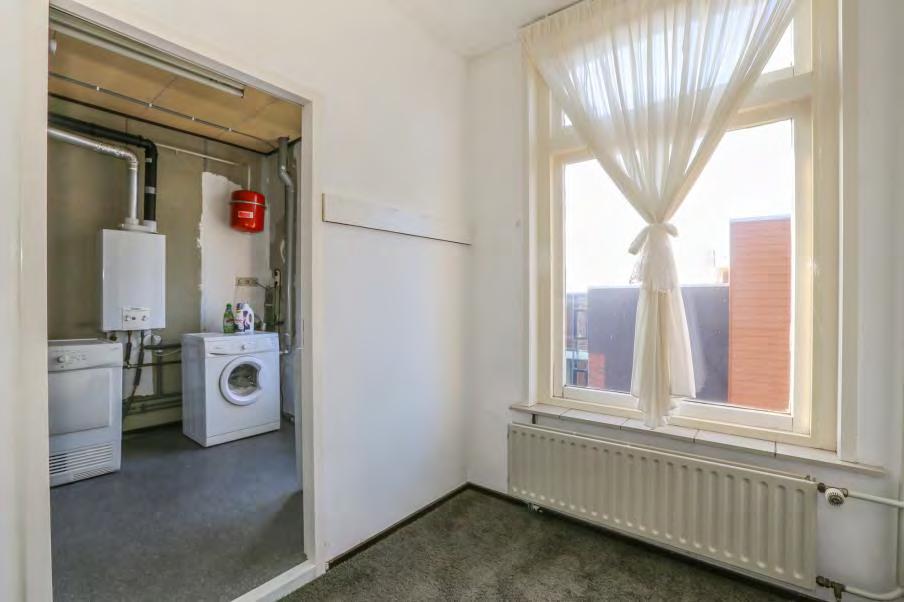 badkamer en balkon, een wasruimte/ berging en trapopgang naar de 2 e verdieping.