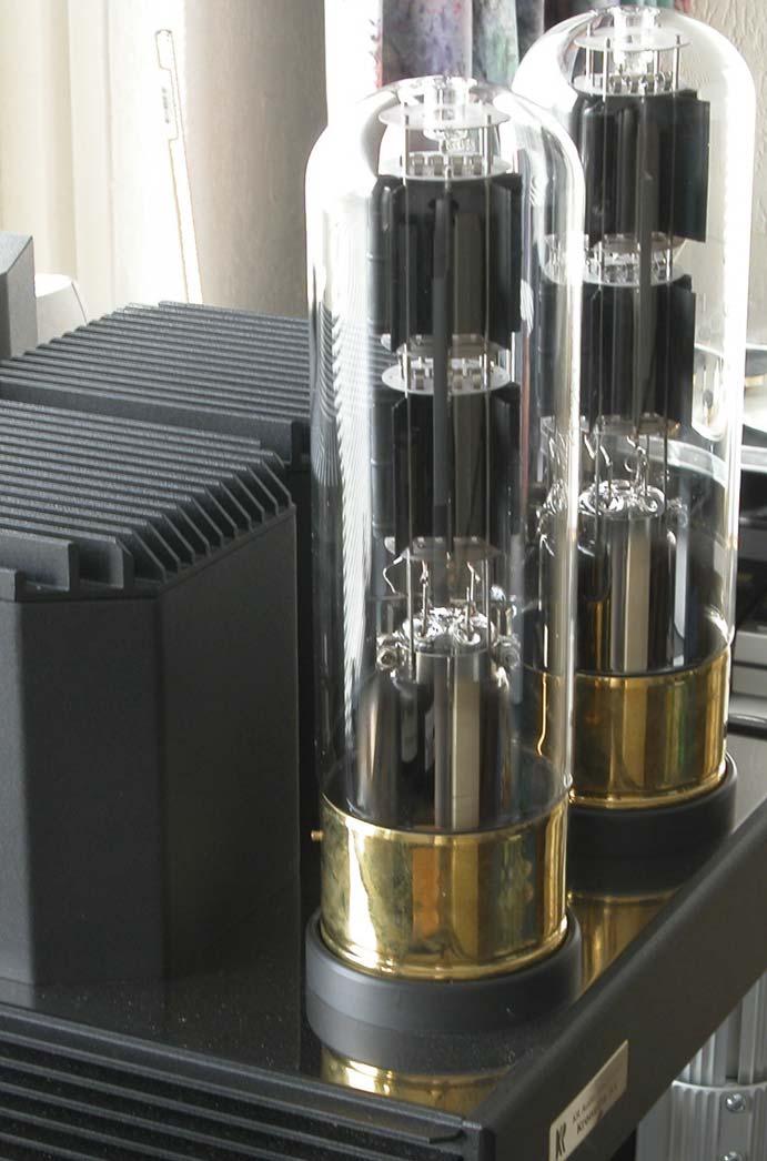VON SCHWEIKERT tested music 52 Een UPS-lader voor Cyberlight-kabels bestaat uit een loodaccu in een plastic behuizing, voorzien van een bos loshangende