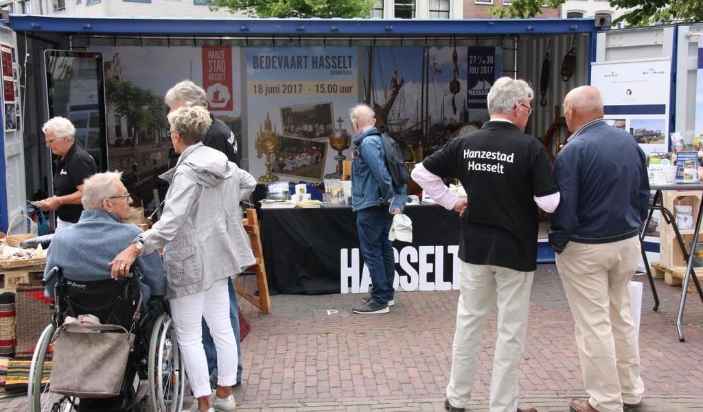 Ladies met de rode hoeden van de Red Had Societi Eerder op de dag a-k de dames met de rooie uties ter nog zien optreden maer värders gien andacht an de achtergrond eskunken met t