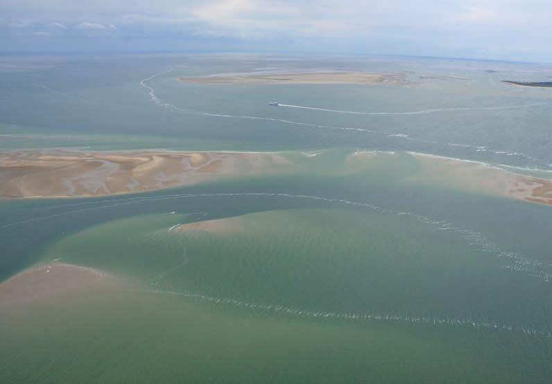 Vanuit de lucht zijn de sedimentstromen (morfologie) in de Waddenzee goed te zien (foto: Luchtsurveillance Rijkswaterstaat Noord-Nederland).