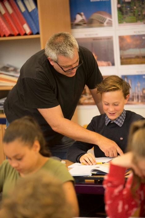 Eigenlijk kun je de coach vergelijken met je meester of juf op de basisschool.