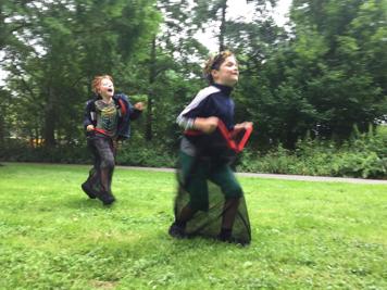 Als een bloemenzee vertrokken de kinderen van de onderbouwklassen naar het park waar we het feest