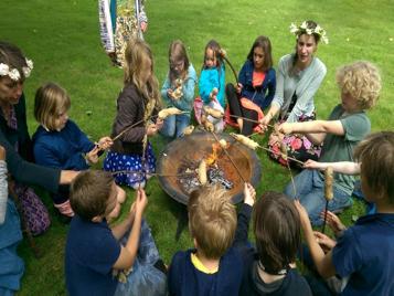 De kinderen van de kleuterklassen zijn door hun ouders gebracht naar de speeltuin waar zij het