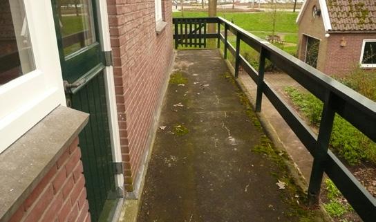 BALKONRENOVATIE INJECTEREN Van een balkon of galerij is de afschotlaag te gering of verkeerd, of er zijn stukken