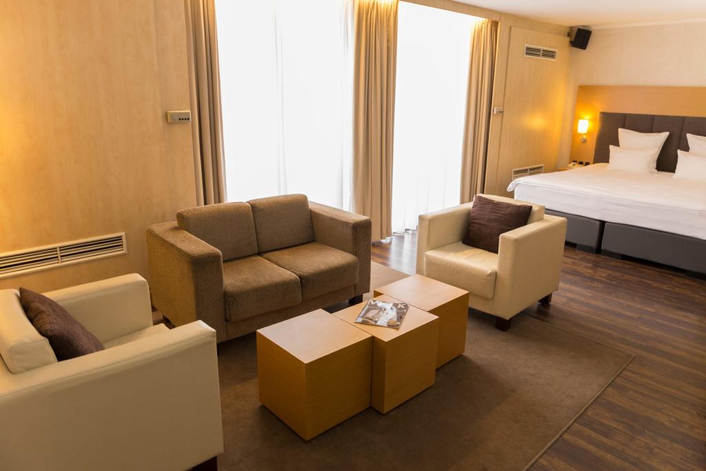 KAMERS Van der Valk Hotel Antwerpen heeft 205 kamers en suites, verdeeld over 90 standaard kamers, 69 superior kamers, 42 twin kamers, 3 junior suites en 1 suite Suite Individuele airconditioning