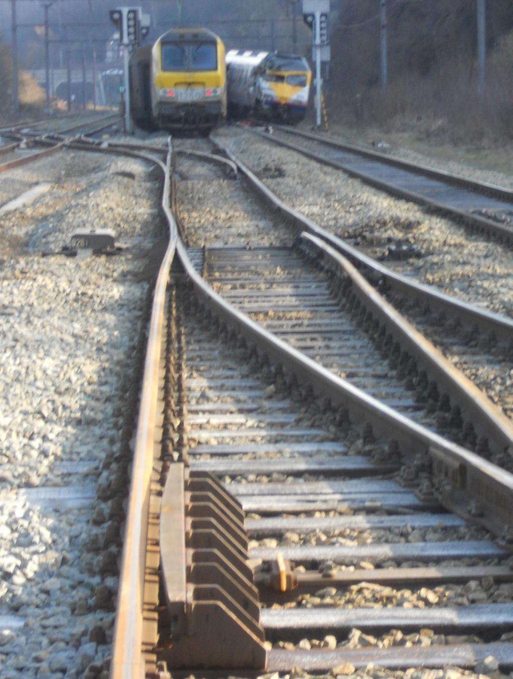 De 10 eerste rijtuigen komen los van het achterste gedeelte van de trein en komen 50m verder tot stilstand.