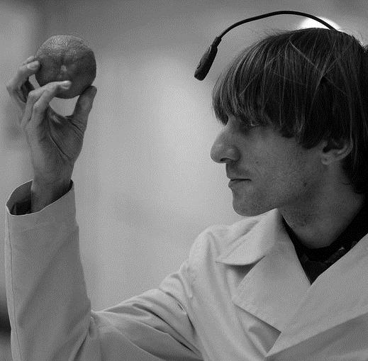 Opgave 1 Cyborgs Neil Harbisson is geboren met een zeldzame afwijking: hij is volledig kleurenblind. In plaats van kleuren ziet hij alleen grijstinten.