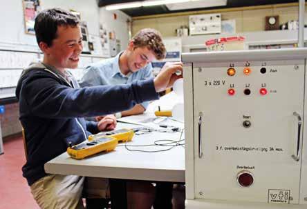 6 Begin dit jaar trok Luc Louage, directielid van het VTI in Roeselare, aan de alarmbel. Hij wilde de term vakschool liever vervangen zien door school voor wetenschap en techniek.