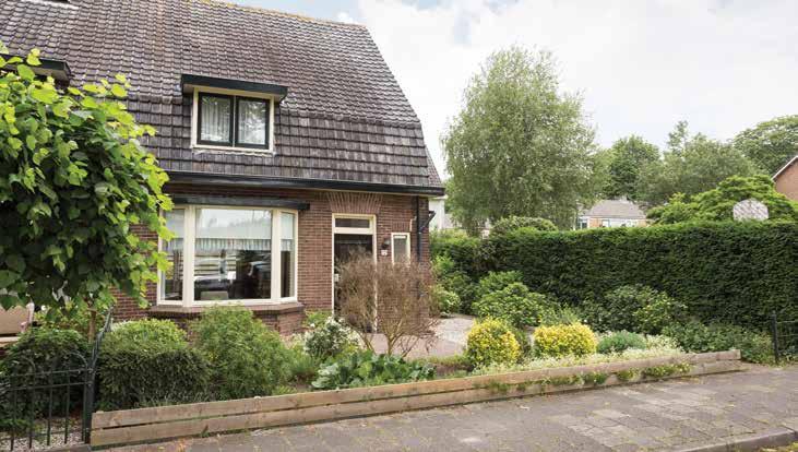 Jaren 30 woning met heerlijke tuin aan drie zijden van de woning Dicht tegen het centrum ligt deze mooie en charmante woning.