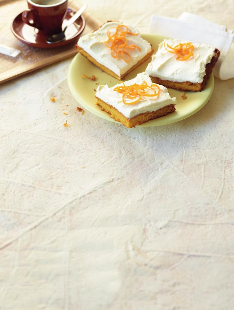 TM Cake & taart Worteltaart met roomkaas-/zuivelspreadcrème 4 SmartPoints waarden Bereidingstijd: 90 minuten Vegetarisch Verwarm de oven voor op 180 C. Schil en rasp de wortels fijn.