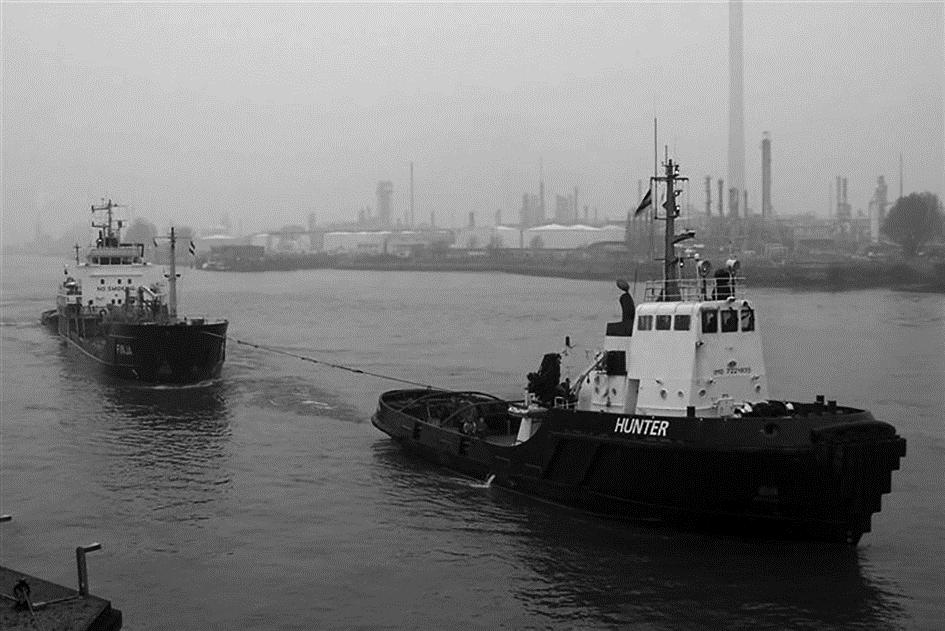 Zeeschip Een zeeschip wordt met een sleepboot een haven binnengebracht. 1p 7 Het zeeschip vaart met constante snelheid. De trekkracht is 120 kn.