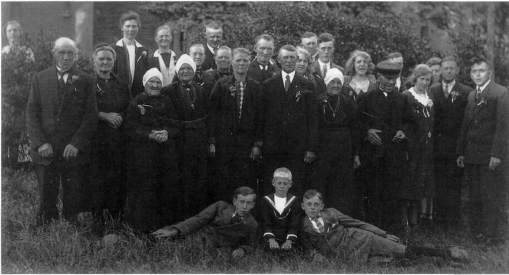 Foto genomen aan de Vinkebaan in 1931 bij het 25-jarig huwelijksfeest van Cees de Zeeuw en Anna Briefjes (15).