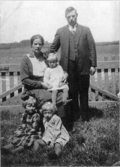 17 Willem de Zeeuw, zn. van 12, geb. Castricum 16-1-1892, tuinder en veehouder, woonde op boerderij Starrenburg aan de Bleumerweg, overl, aldaar 4-3-1968, tr.