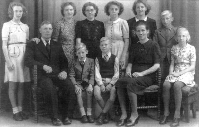 De kinderen van Willem de Zeeuw en Gré van der Meij. V.l.n.r. onder: Tinie, Job, Geert en Alie; boven: Truus, Annie, Claar en Jan (17). 3 Anna M. (Annie) geb. 7-4-1931, woont aan de Korte Cieweg, tr.