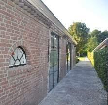 Een tot woning verbouwde voormalige Vlaamse schuur, welke uit circa 1900 zou stammen.