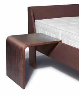 Om deze objecten een plaats te geven, ontwikkelde Revor een aantal accessoires volledig in het Jules Wabbes design. Zo vormt het accessoire één geheel met het bed.