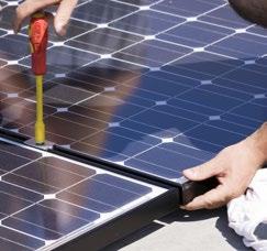 1. Voor de installatie 1.1. Hoe werkt een fotovoltaïsche installatie? Zonnepanelen vormen samen met één of meerdere omvormers en de nodige bekabeling een fotovoltaïsche installatie.
