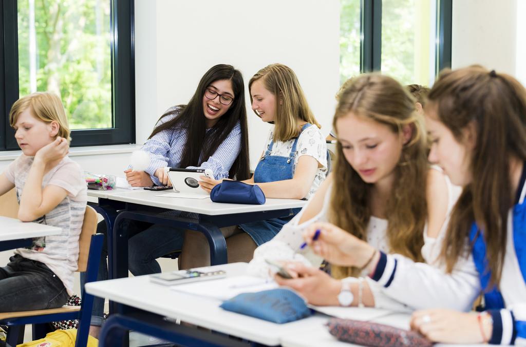 PRAKTISCHE ACCESSOIRES VOOR EEN NOG BETERE TOUCHSCREEN-ERVARING GROTERE DEELNAME VAN STUDENTEN EN DOCENTEN Zoekt u naar een geavanceerdere manier om samen te werken?