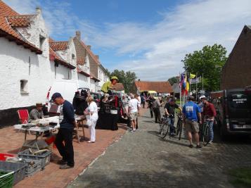 Fietsgebeuren Ettelgem 8/10 juli 2016 Vrijdag was er zoals gewoonlijk een fiets en onderdelen beurs op een mooie locatie, de abdijhoeve in Oudenburg.