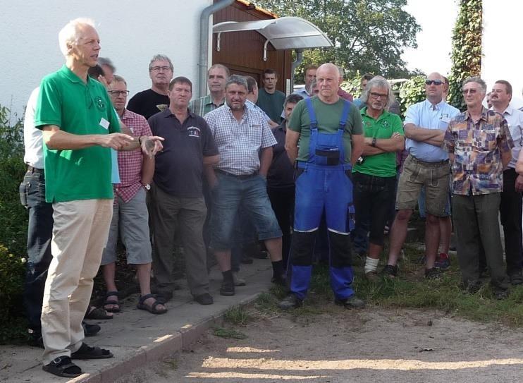 In 1974 heeft hij op de huidige locatie zijn farm verder uitgebouwd op een oppervlakte van 75 are met ongeveer 150 volières.