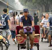 Bevolking China heeft ongeveer 1,3 miljard inwoners, dit is maar liefst een vijfde van de wereldbevolking. Hierdoor is China ook het land van de miljoenensteden met bijbehorende drukte.