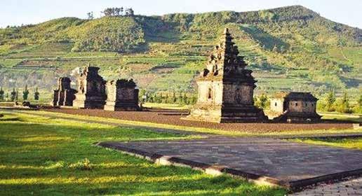 Eeuwenlang was Yogyakarta een koninkrijk en een belangrijk handelscentrum. In de nauwe zijstraatjes zult u de ambachtslieden aantreffen, die hier schitterend zilverwerk en batik maken.