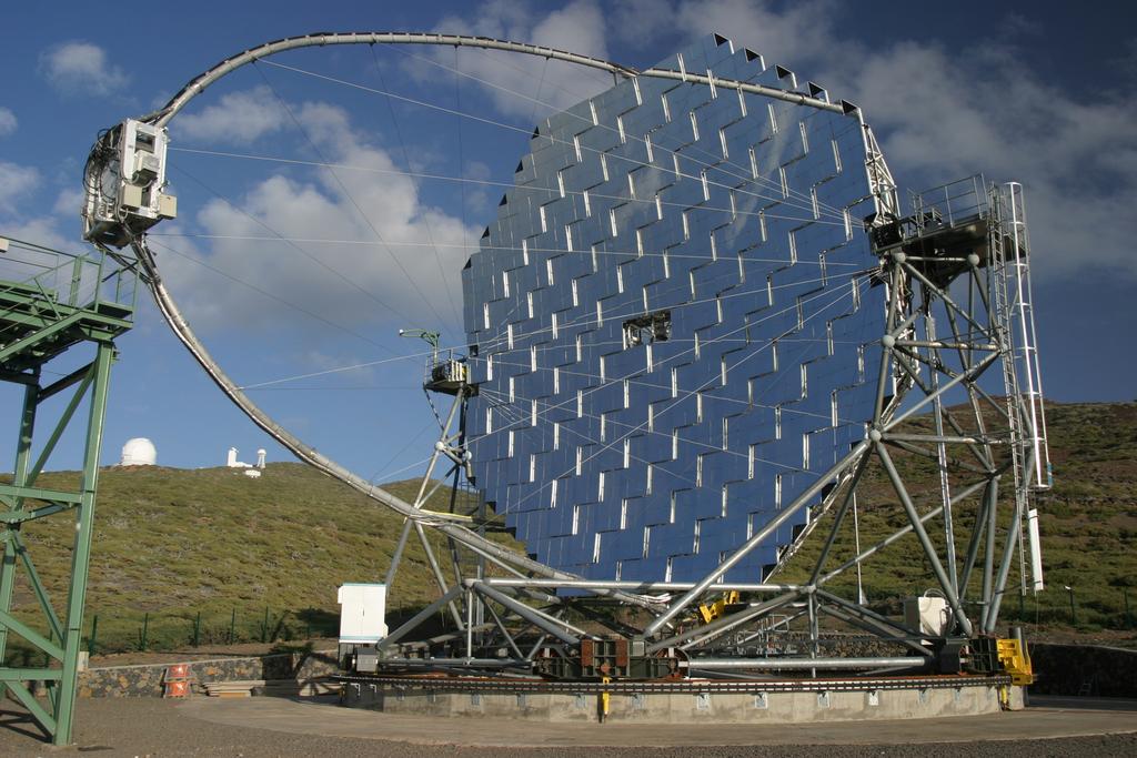 1. Kosmische Straling 7 Figuur 1.4: De MAGIC Čerenkovtelescoop met een straal van 17 m heeft een oppervlak van 236 m 2 aan spiegels.
