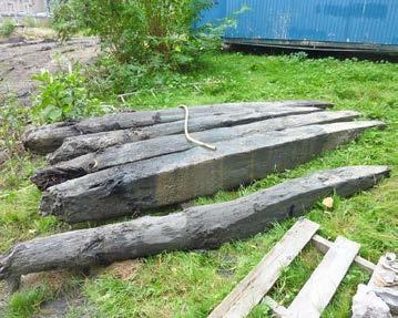 van een hypocausttegel en kalksteen van dorpels en vensters. Afb. 4 De peilers van de brug tussen de motte en de Kleefse Burcht Afb.