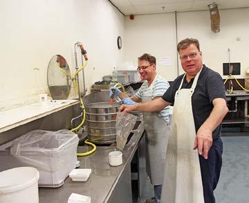 Behalve het werken aan de zeef werden ook grondsporen gecoupeerd. Vermeldenswaardig is het blootleggen van een waterput, met een karrewiel als basis.