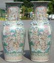 Une paire de vases en porcelaine de Chine aux formes féminins. h: 41 cm 584 Een paar messingen kerkkandelaars in barokke stijl. Deux candélabres d église en laiton, style Baroque.