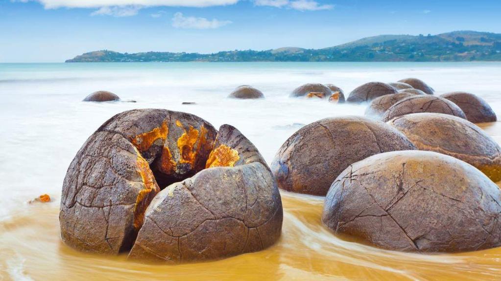 De Maori legende vertelt dat de keien overblijfselen zijn van kalebassen, zoete aardappelen en palingmanden die aanspoelden nadat de legendarische kano Araiteuru schipbreuk opliep bij het
