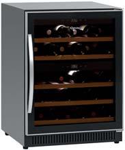 -Nr 700133 Wijnkoelkast 2Z 40FL geschikt om in te bouwe 2 afzonderlijk regelbare temperatuurzones Capaciteit: 40 flessen (boven: 14 flessen, onder: 26 flessen) Aantal planchetten: boven: 2, onder: 3