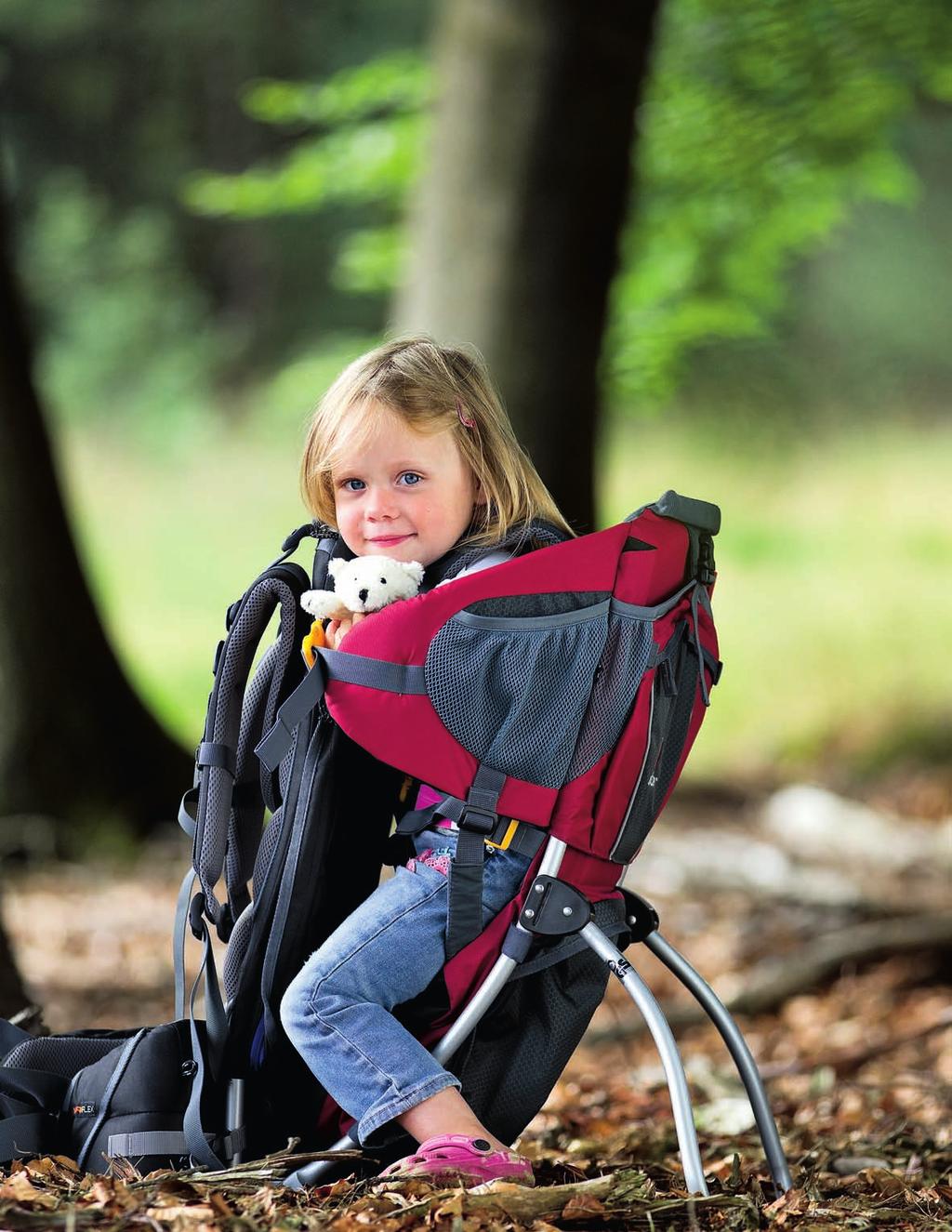 DEUTER KID COMFORT II PRIJS 169,95 INHOUD VAKKEN 18 LITER GESCHIKT VOOR KINDEREN TOT MAX. 22 KG GEWICHT 2750 GRAM VAKKEN Ondervak met rits. Voorvak met gesp en kleine opening aan de onderkant.