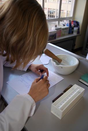 Farmaceutisch-technisch assistent Wanneer je kiest voor deze studierichting heb je interesse voor het functioneren van een gezond lichaam, maar ook voor de aanpak die noodzakelijk is wanneer er wat