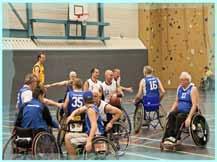 Rechtdoor een sportzaal, vlak daarvoor aan de linkerkant een hout gebouwtje als kantine en