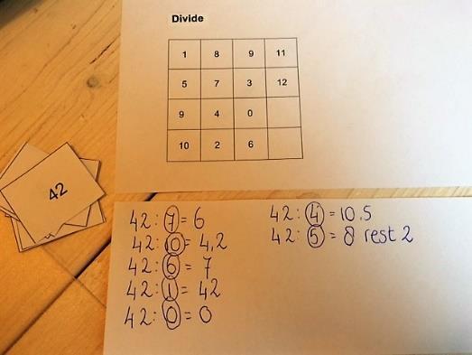 Divide Maak een vierkant met cijfers 1 t/m 12. Maak dan een stapel losse kaartjes met verschillende uitkomsten van de keertafels. Trek een kaartje met een getal.