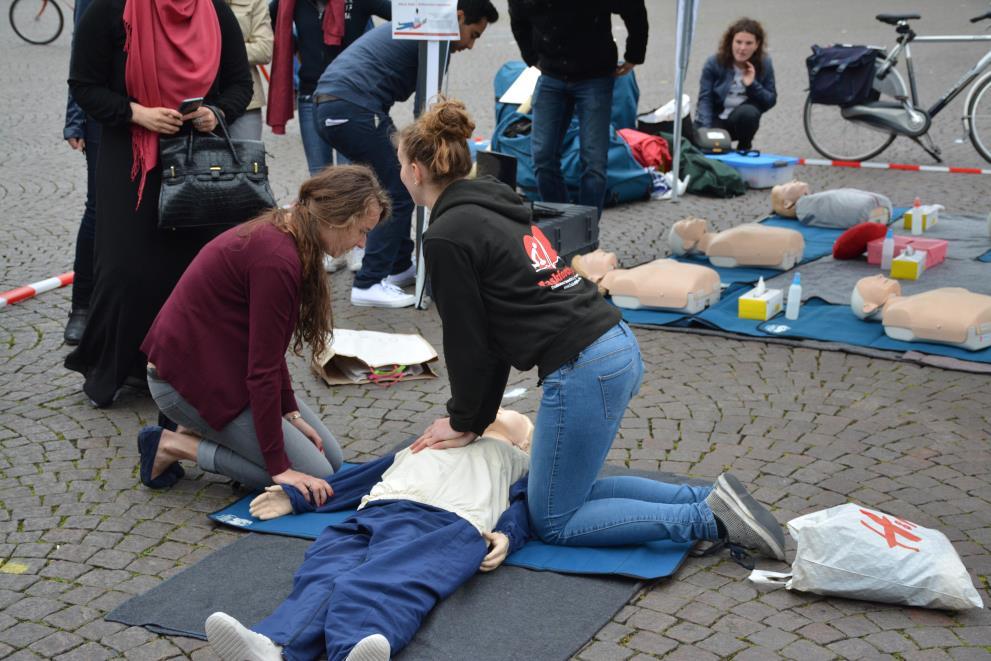 Reanimatie demonstratie binnenstad Maastricht De commissie promo heeft samen met reanimatie-instructeurs een live