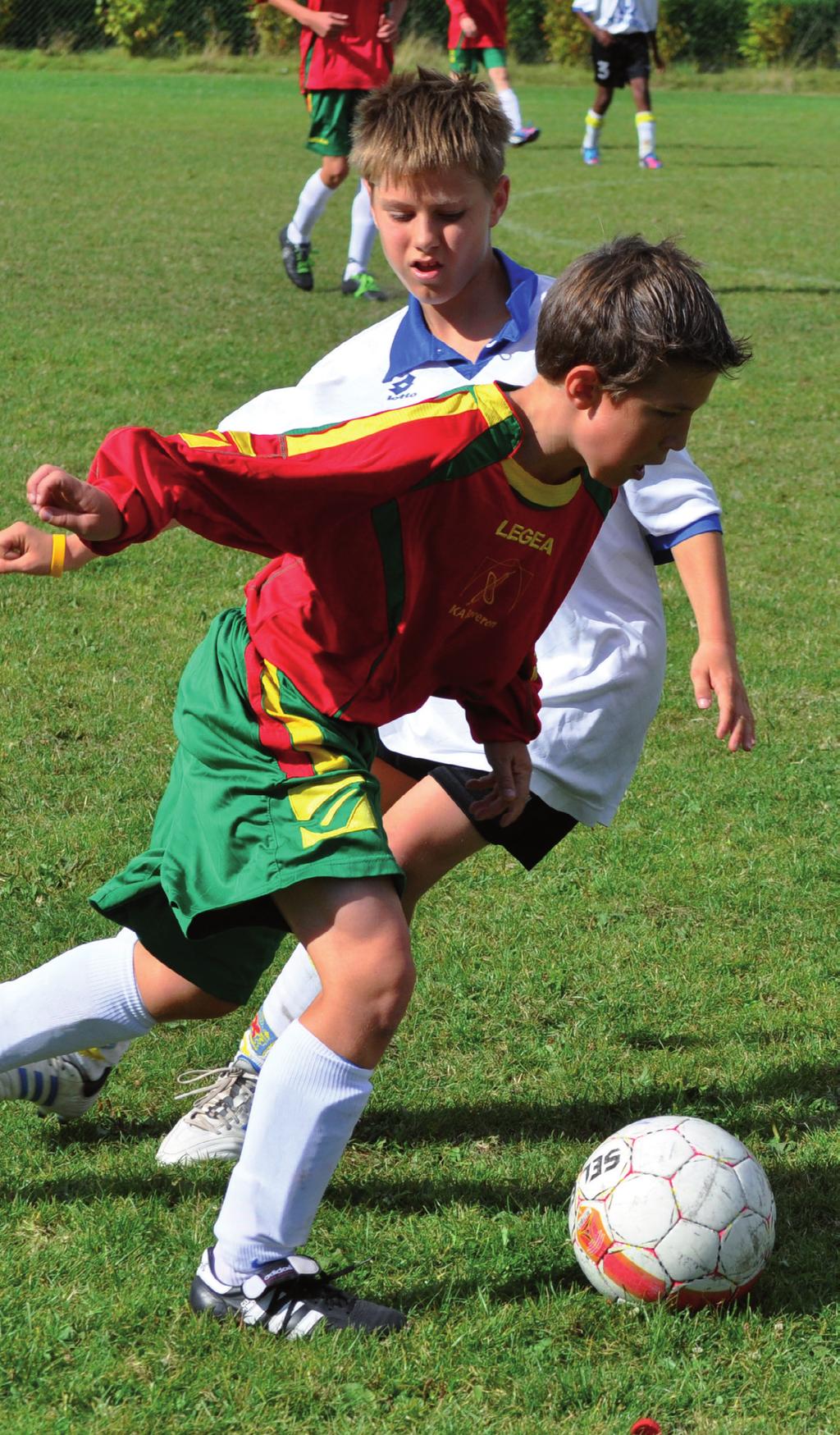 11 Sport opties Voetbal Accommodatie Alle voetbaltrainingen gaan door op de kunstgrasvelden van WaaslandBeveren en Bosdam Beveren, op wandelafstand van de school.