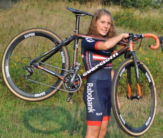Clinic Yara Kastelijn Mijn naam is Yara Kastelijn, ik ben 19 jaar oud en ben professioneel wielrenster voor WM3 Pro Cycling.