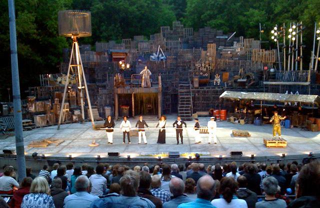OPENLUCHTTHEATER In het Openluchttheater worden voornamelijk de theatervoorstellingen gehouden van theatergroep het Amsterdamse Bos.
