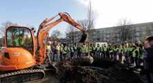 De Everard Meijsterlaan wordt heringericht en is uiteindelijk een heuse fietsstraat. Aannemers voor de brug, de school en de openbare ruimte worden gekozen: in 2015 worden contracten getekend.