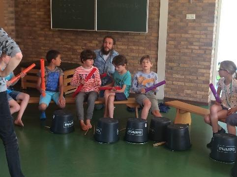 Wat gaan we doen? Drum t Voor groep 1 en 2 Tijdens deze Cultuurhuis - workshop krijg je de kans om met trommels en boomwackers ritmes te horen, voelen en spelen.