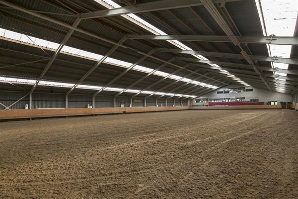 De in het dak aanwezig lichtplaten zorgen voor veel daglicht. De binnenbak (afm.