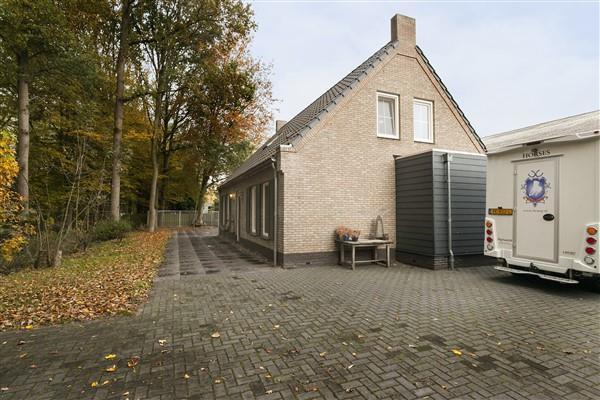 Rondom de woning is bestrating aanwezig en het geheel is omheind door middel van een schutting.